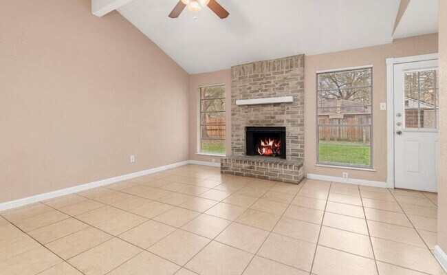 Foto del edificio - 4 Bedroom Home with 2 Bath and large back ...