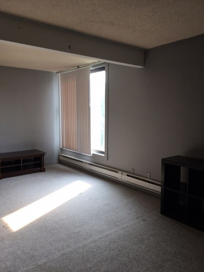 Building Photo - Hill Condo-Great Views