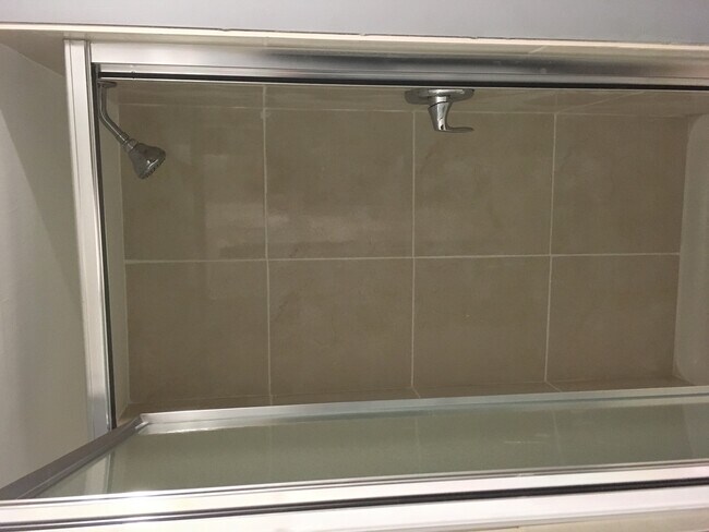 Foto del edificio - 393 Wellington Ave