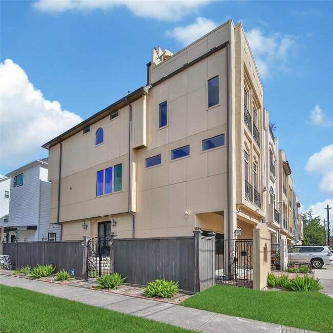 Building Photo - 2301 Couch St