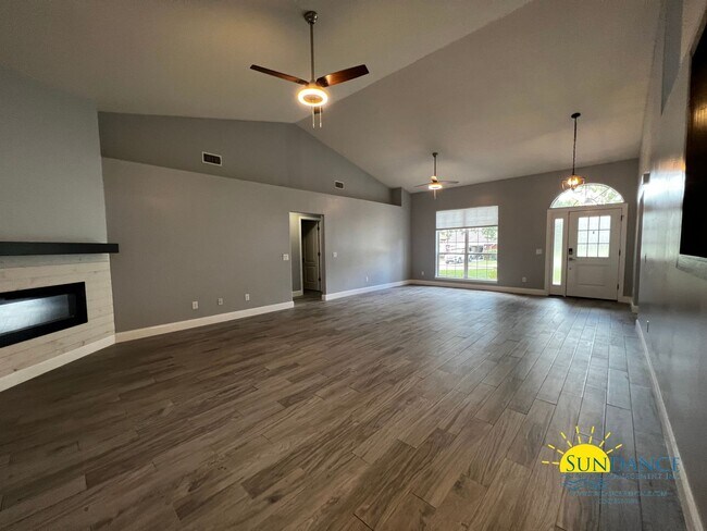 Foto del edificio - Sophisticated 4-Bedroom Home in Fox Valley...