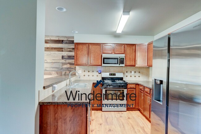 Foto del edificio - 3 bed 3 bath Townhome