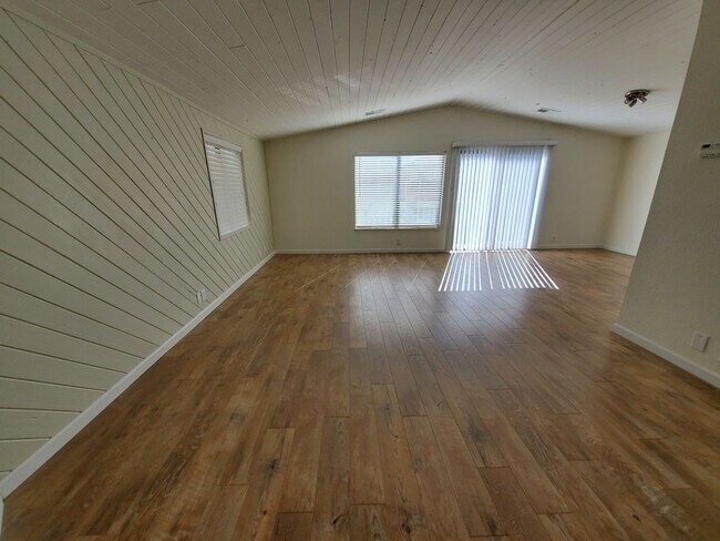 Foto del edificio - Updated 3bd/2ba House One Block from Ocean...