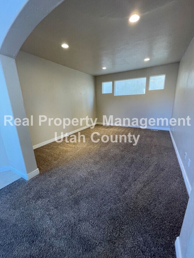Building Photo - Large and Spacious 5 Bedroom Home!