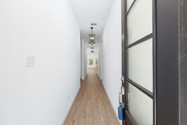 Foto del edificio - 28819 Mount Bonnell Dr