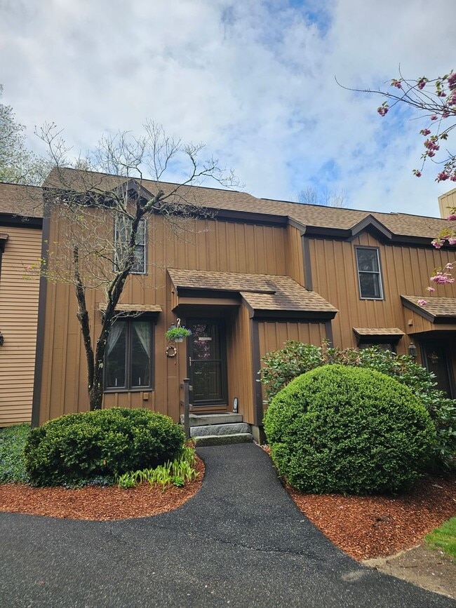 Building Photo - 1 Bedroom, 1.5 Bath Quarry Townhouse