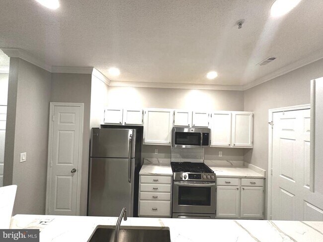 Foto del edificio - 1701 Lake Shore Crest Dr