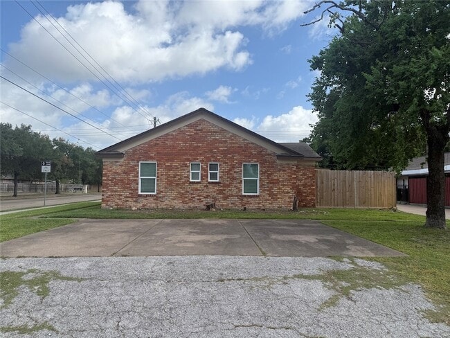 Building Photo - 6525 Renwick Dr