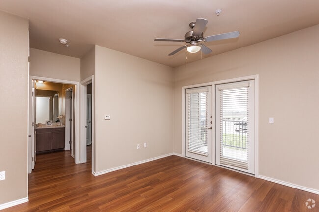1BR, 1BA - 685SF Living Room - Santa Anna