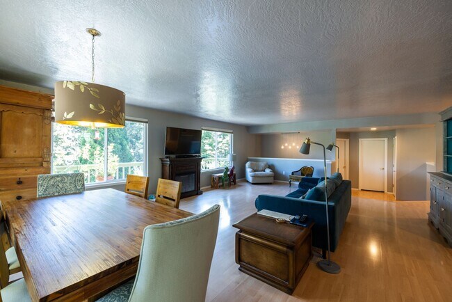 Foto del edificio - Rare Rental Opportunity: Premium 4-BR Home with Panoramic Views