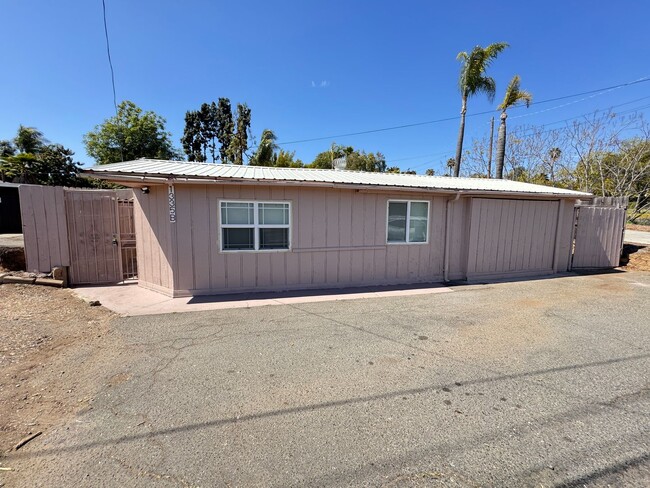 Building Photo - 1335 W Vista Way