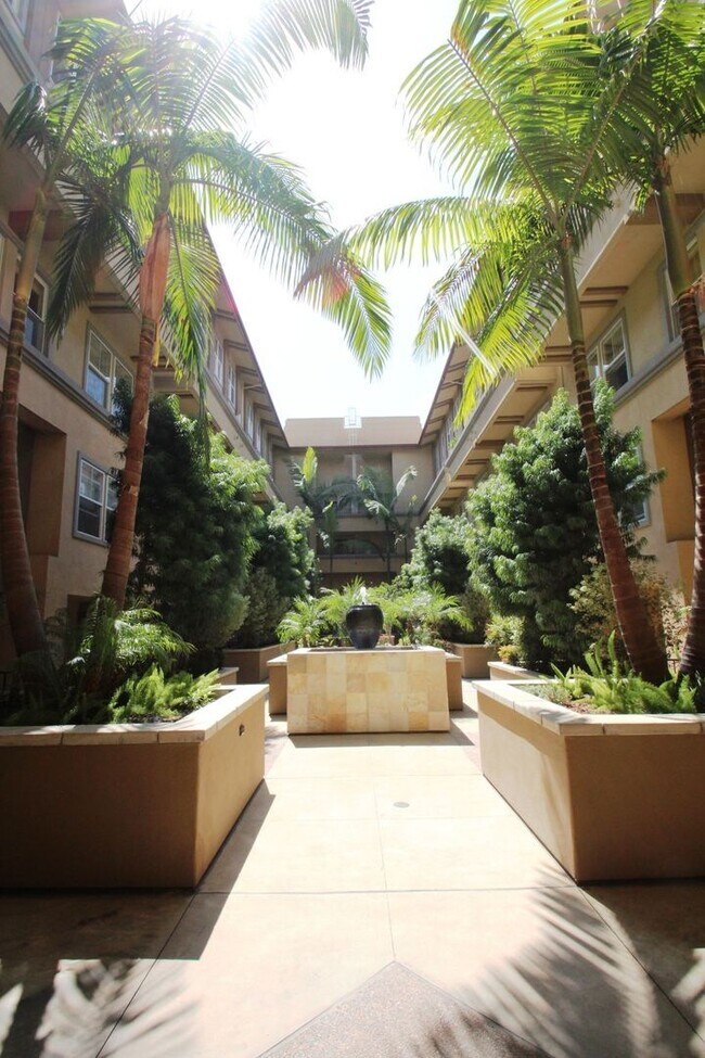 Foto del edificio - $1000 MOVE IN SPECIAL! Large, Updated 2 BD, 2 BA Downtown Condo - Parking Included!