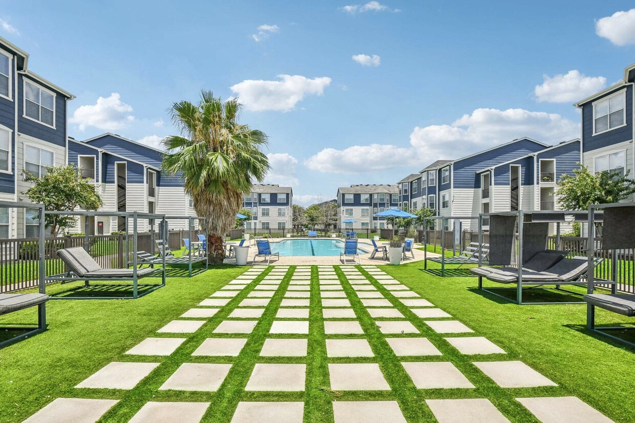 Retiro moderno junto a la piscina en Towne West Apartments en Houston, TX - Towne West