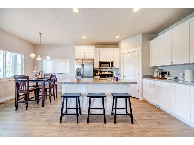 Building Photo - 1185 S 200 E St