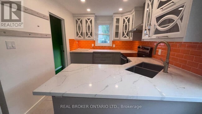 Building Photo - 75 Vanbrugh Ave