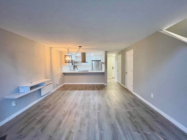 Foto del edificio - Charming 2-Bedroom Tukwila Townhome with Garage, Parking, Stainless Steel Appliances & Fireplace ...