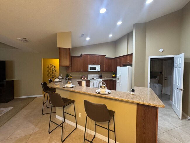 Building Photo - Fully Furnished Home In Desirable SW Neighbohood