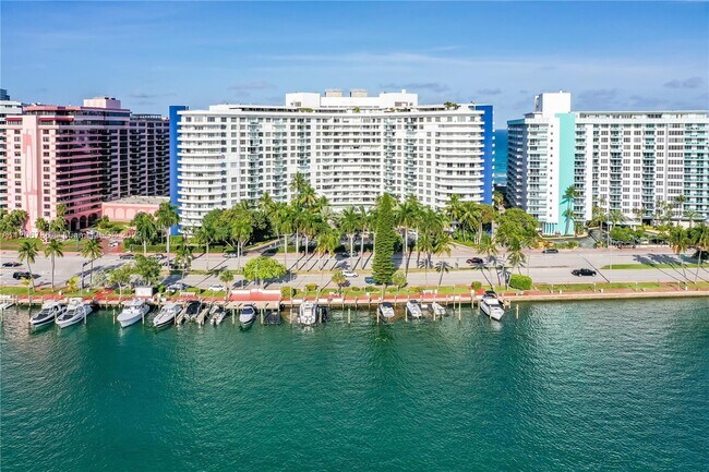 Foto del edificio - 5151 Collins Ave