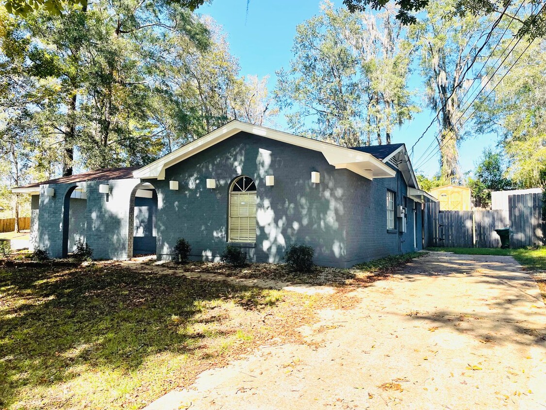 Foto principal - ** 4 bed 2 bath located in East Montgomery...