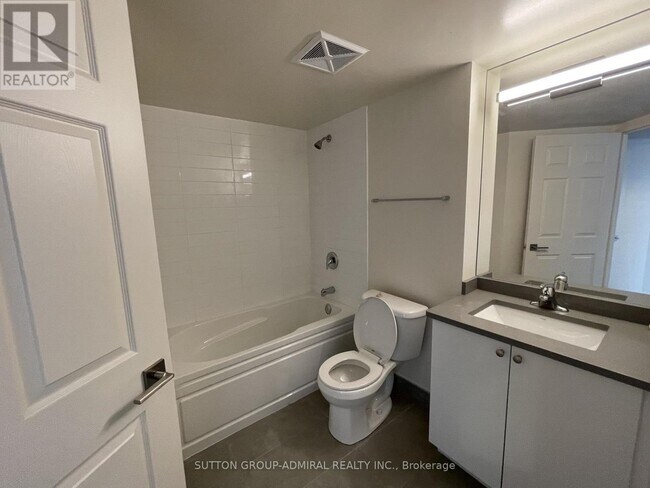 Building Photo - 736 Bay St.