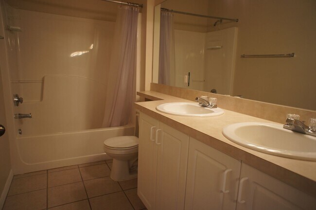 Foto del edificio - Lovely Condo in The Greens at West End