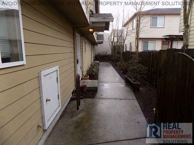 Building Photo - Spacious Townhome in Montavilla Neighborhood!