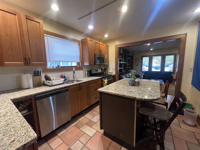 Building Photo - 6 br, 2.5 bath House - 340 S Division St