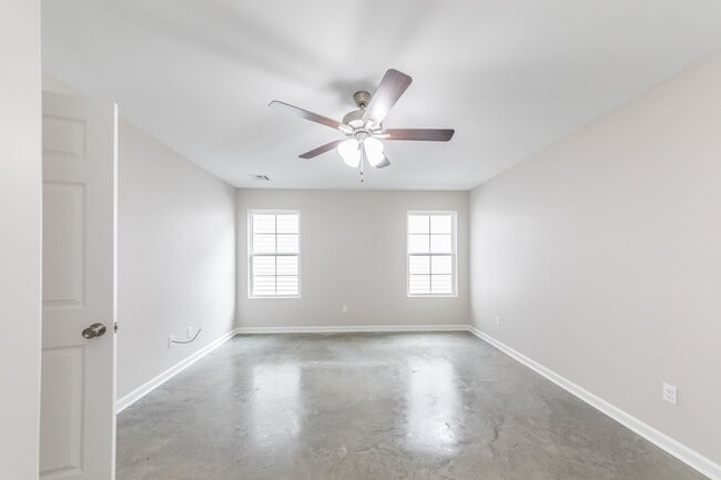 Building Photo - 3 bedroom 2 bath Townhome