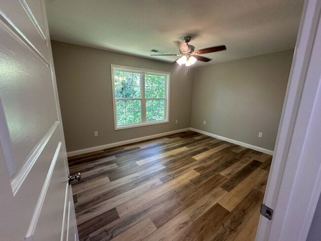 Building Photo - 907 Linden St