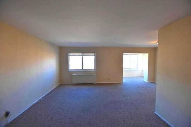 Foto del edificio - SUNNY & SPACIOUS 2 BR CONDO IS AVAILABLE IN COLLEGE PARK WALKING DISTANCE TO UMD
