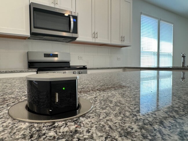 Foto del edificio - BRAND NEW - NEVER LIVED IN 4 bedroom - 2 1/2 bath in The Pines at Seven Coves