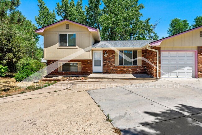Building Photo - Large Duplex with Central AC and Fenced in...