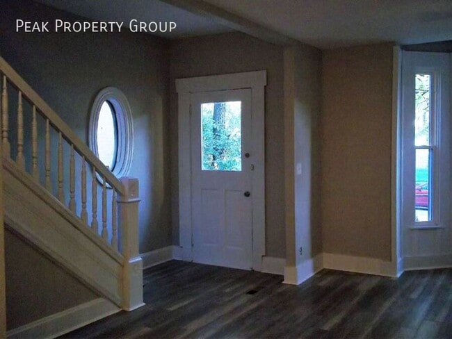 Building Photo - Huge 7 bedroom home nearby to UC campus!
