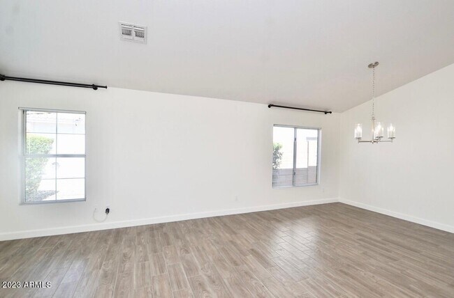 Foto del edificio - 745 E Sheffield Ave