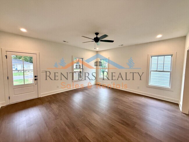 Foto del edificio - Charming Newer Construction Home with Garage & Fenced Yard