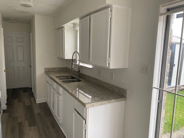 Foto del edificio - 12222 Carola Forest Dr