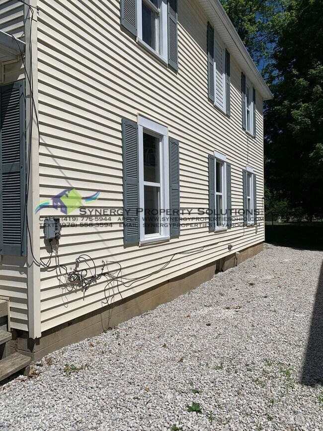 Building Photo - Earl Ave. 7