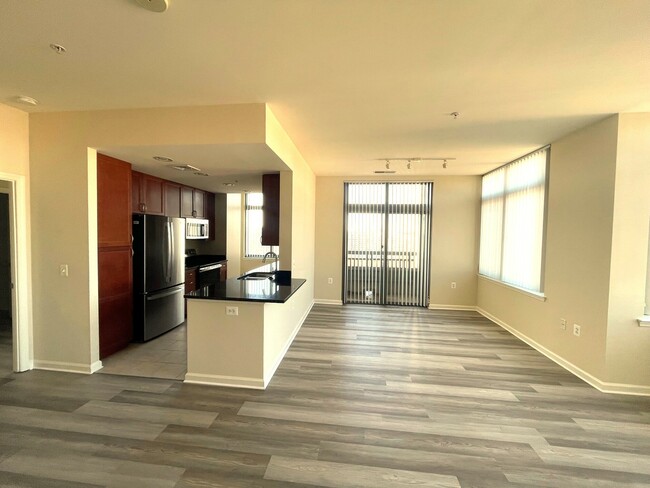 Apartment 1404 With New Wood-Style Flooring - Meridian at Grosvenor Station