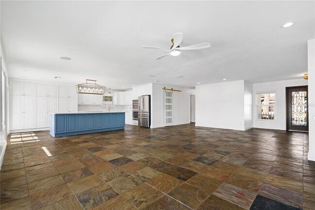 Building Photo - 3924 Versailles Dr