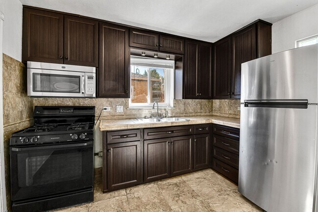 Foto del edificio - 4 bedroom, 2 bath home in Park Hill