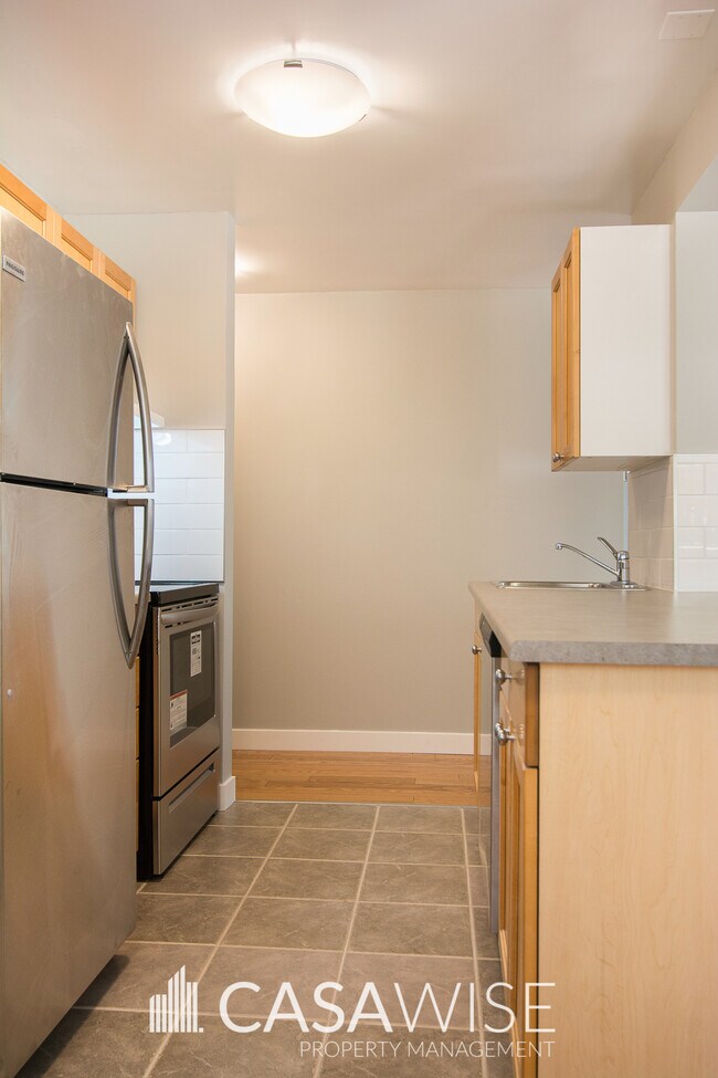 Photo du bâtiment - 10230-120 120 St NW