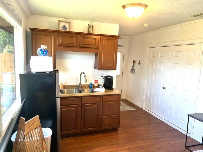 Foto del edificio - 5718 Sands Point Dr