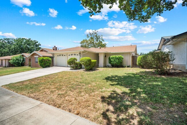 Building Photo - 125 Andorra Dr