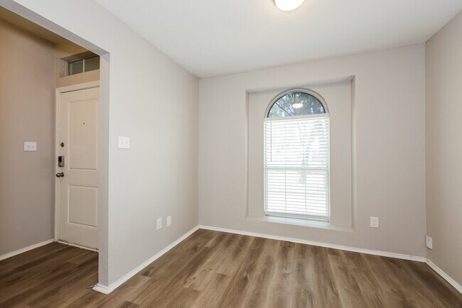Building Photo - 2628 Hidden Springs Dr