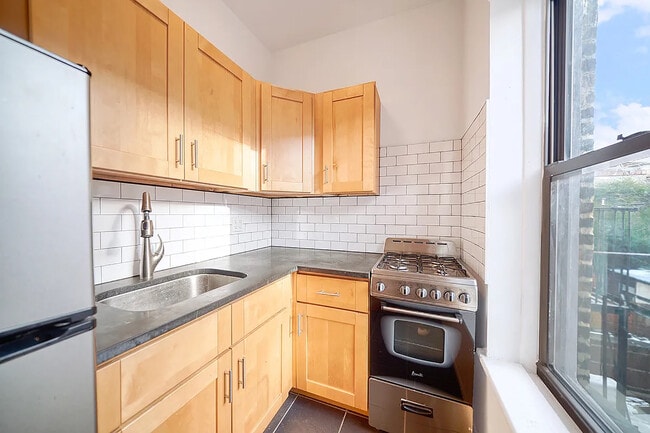 Photo - 676 Degraw St Townhome