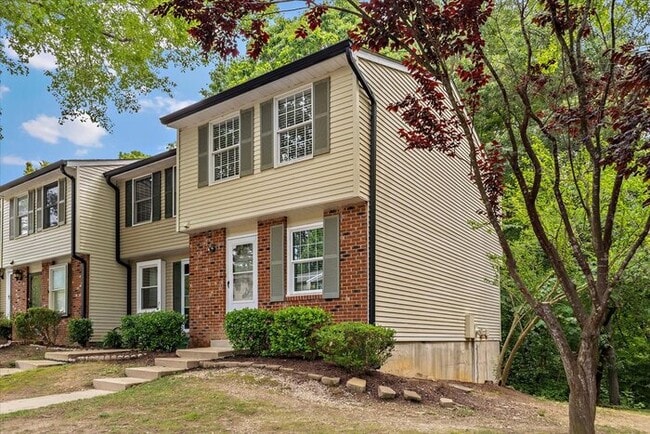 Building Photo - Beautifully Renovated Townhome For Rent In...