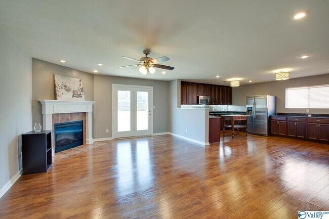 Building Photo - 3225 Lakeland Dr