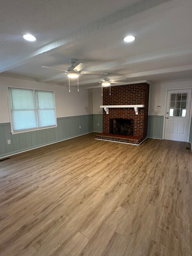 Building Photo - 3 Bedroom Ranch on 2 Acres!