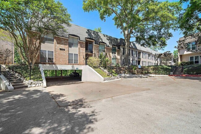 Building Photo - 1800 Stoney Brook Dr