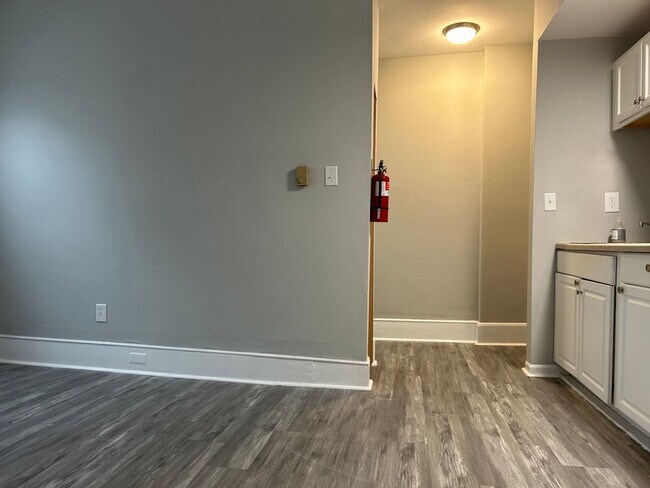 Foto del edificio - Recently Renovated 1 Bedroom Apartment Loc...